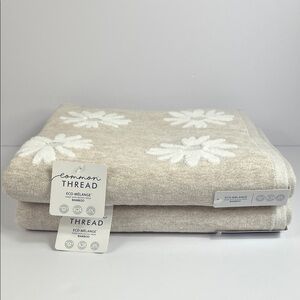 Common Thread Bamboo Bath Towels Tan White Daisy eco-melange Set of 2 NEW